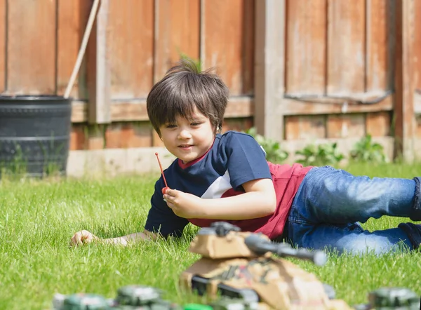 Aktiv Pojke Lägger Sig Gräset Leker Med Soldater Och Tank — Stockfoto