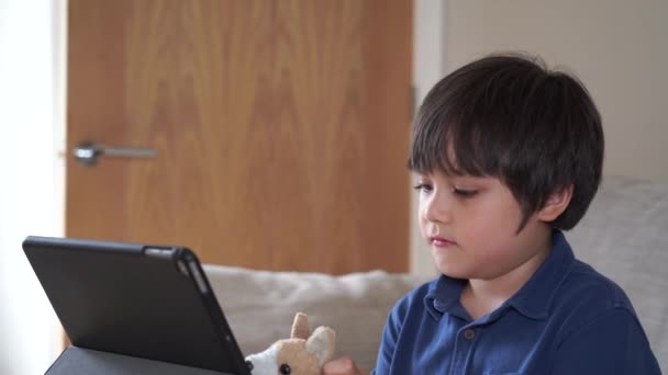 School Kid Met Behulp Van Tablet Nemen Met Zijn Klas — Stockvideo