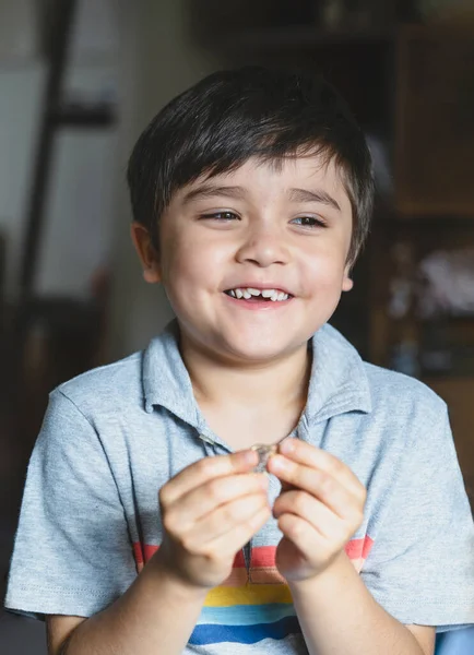 Retrato Criança Feliz Olhando Para Fora Com Rosto Sorridente Criança — Fotografia de Stock