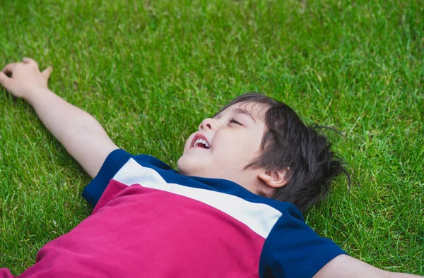 Vue Dessus Jeune Garçon Allongé Sur Pelouse Dans Parc Cropped — Photo