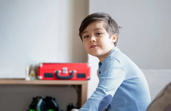 Portrait Happy Kid Bermain Sendirian Ruang Tamu New Normal Stlye — Stok Foto