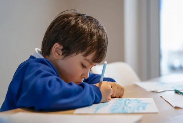 Portret Van Een Schoolkind Dat Alleen Huiswerk Maakt Een Kind — Stockfoto