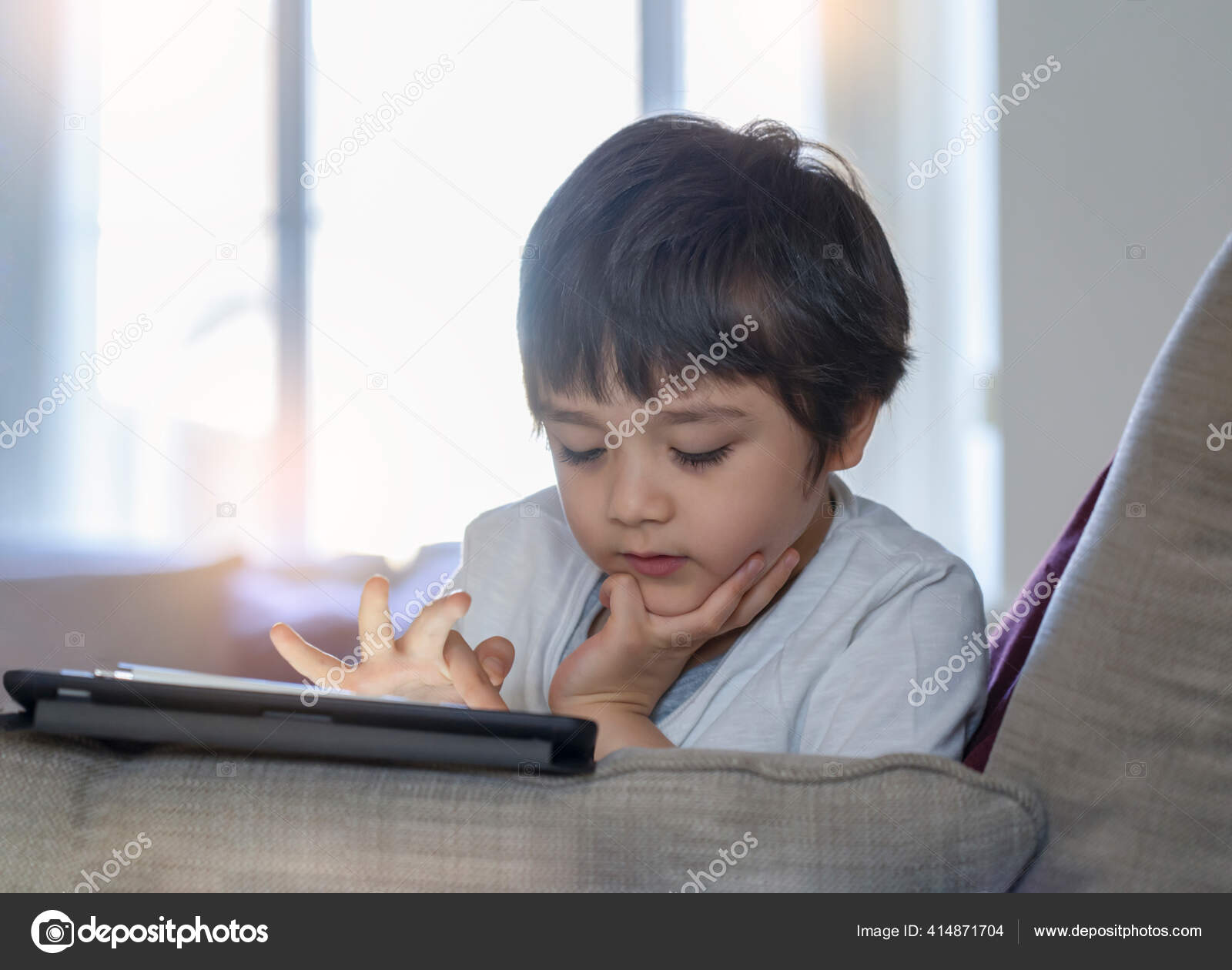 Um menino jogando jogos online na internet desenho de uma linha de