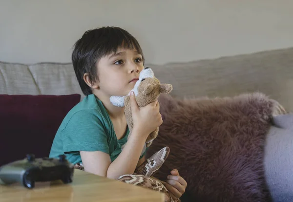 Retrato Emocional Del Niño Sentado Sofá Jugando Juguete Perro Suave —  Fotos de Stock