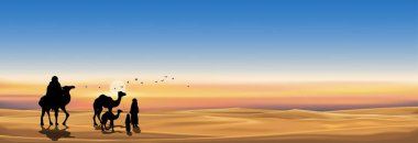 Çöl kumlarında akşamları deve yürüyüşü yapan Arap ailesi, çöl ve kum tepelerinin üzerindeki turuncu renkli alacakaranlıkta dağların üzerinden güneşin panoramik manzarası..