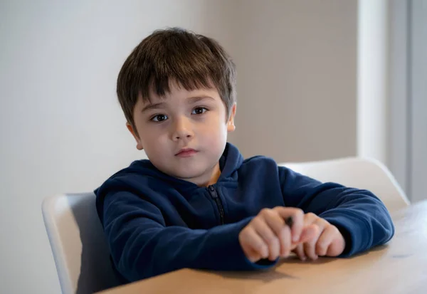 Porträtt Stilig Pojke Tittar Kameran Med Leende Ansikte Positiva Barn — Stockfoto