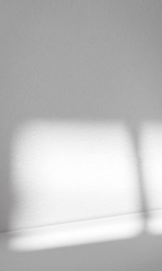 Işıklı Arkaplan Beyaz Duvar Stüdyosu, Yüzeyde Gölge, Masaüstü Podyumu Moda Moda ile Boş Mutfak Odası, Güneş Işıklı Üst raf Bar, Bahar Kozmetik Ürünleri Arkaplan Betonu