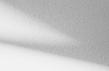 Pencere Gölgesi ile Arkaplan Beyaz Duvar Stüdyosu, Açık Çimento zemin dokusu, Podyum Ekranlı Boş Mutfak Odası, Üst raf Çubuğu, Arkaplan Betonu, Kozmetik Prodüksiyon