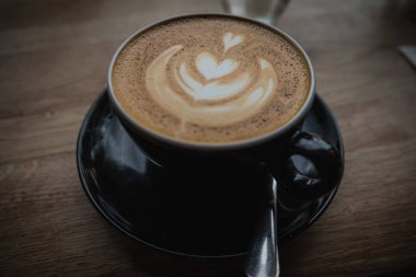 Bir kafede kapuçino kahvesi yakın plan.