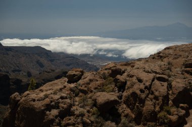 Kayalık ve kutsal kırlara bakan güzel bir manzara.