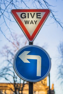 İngiltere 'de yol ayrımı ve sola dönüş işareti