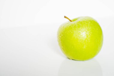 Koca bir nene demirci yeşil elma düz bir whit arka plan karşı