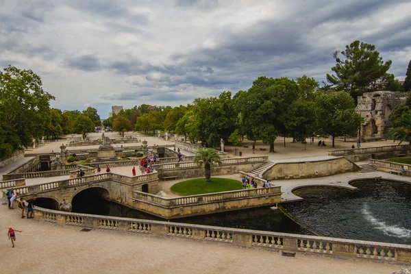 Nimes Fransa 'da Çeşmeler Bahçesi