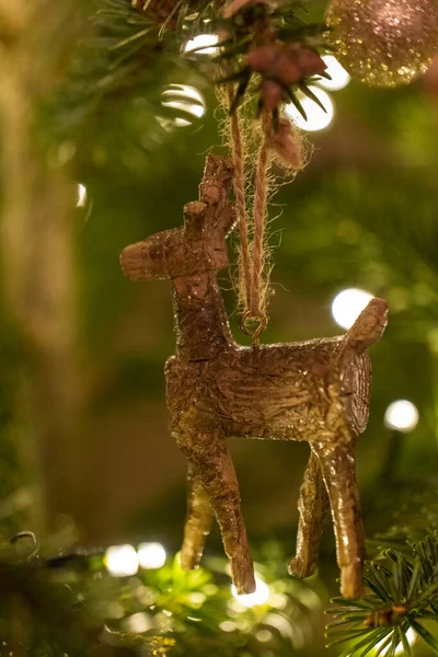 Ağaçtan sarkan tahta bir ren geyiği şekilli Noel ağacı süslemesi