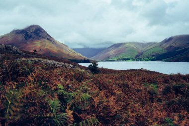 İngiltere 'nin Lake District bölgesindeki Wast-water' ın güzel bir manzara görüntüsü.