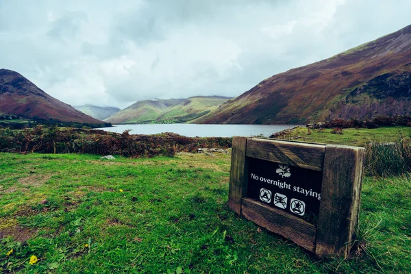 İngiltere 'nin Lake District bölgesindeki Wast-water' ın güzel bir manzara görüntüsü.