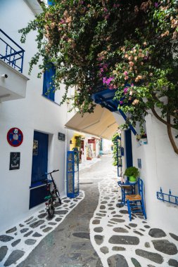 Skiathos 'ta geleneksel bir Yunan caddesi