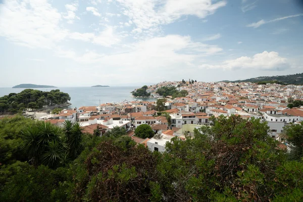 Yunanistan 'da yaz boyunca Skiathos Town manzarası