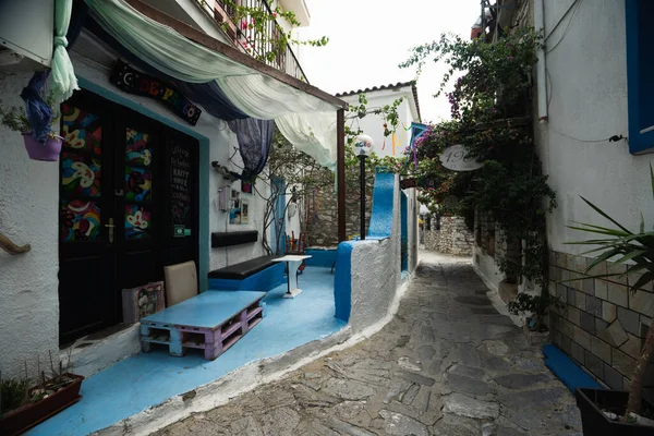 Skiathos 'ta geleneksel bir Yunan caddesi