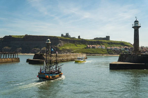 Whitby 'nin limanındaki HMS Endeavor turistik tekne gezisi.