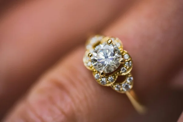 Eine Nahaufnahme Eines Wunderschönen Goldenen Diamanten Verlobungsrings — Stockfoto