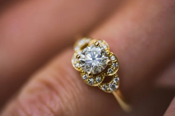 Eine Nahaufnahme Eines Wunderschönen Goldenen Diamanten Verlobungsrings — Stockfoto
