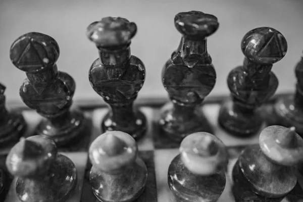 Eine Nahaufnahme Eines Schachbretts Und Seine Figuren — Stockfoto