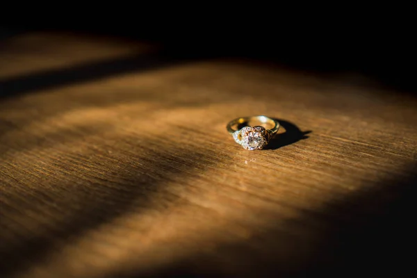 Anel Noivado Diamante Dourado Sentou Uma Mesa Madeira Luz Natural — Fotografia de Stock