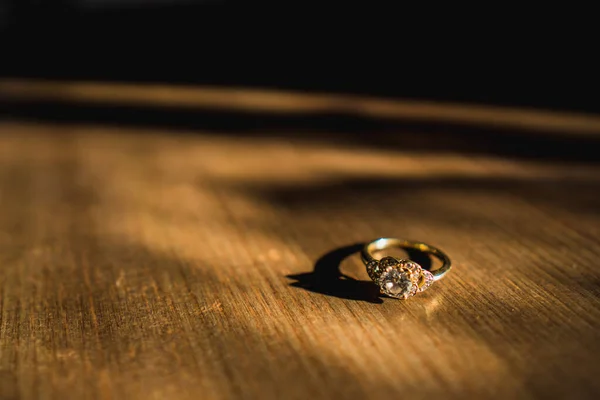 Ein Goldener Diamant Verlobungsring Saß Bei Tageslicht Auf Einem Holztisch — Stockfoto