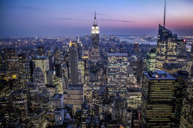 Günbatımında veya alacakaranlıkta New York City Skyline