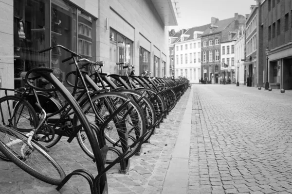 Vélos Européens Dans Une Ville Garée — Photo