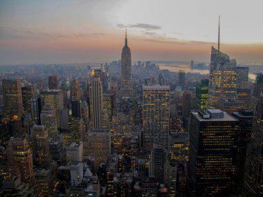 Günbatımında veya alacakaranlıkta New York City Skyline