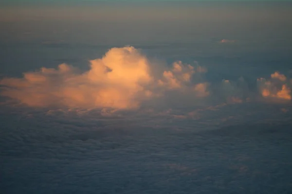 Felhők Egy Repülőgép Ablakából Alkonyatkor — Stock Fotó