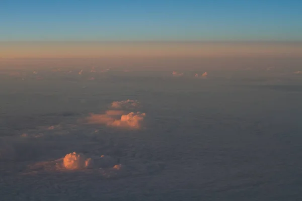 Nubes Desde Una Ventana Avión Anochecer —  Fotos de Stock