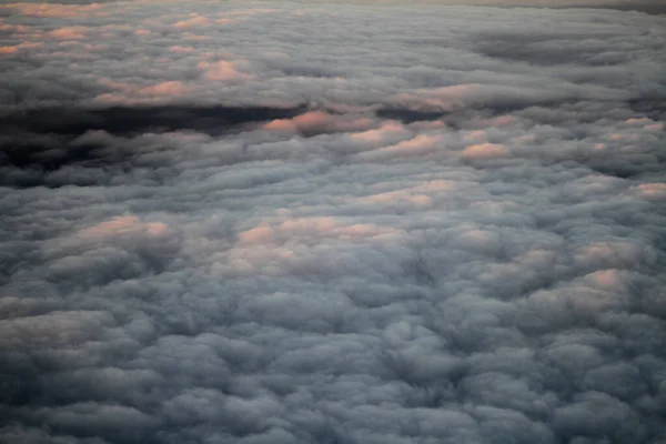 Σύννεφα Από Ένα Παράθυρο Αεροπλάνου Στο Dusk — Φωτογραφία Αρχείου