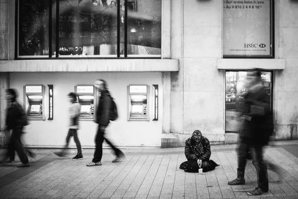 Una Persona Sin Hogar Mendigando Calle Mientras Gente Pasa — Foto de Stock