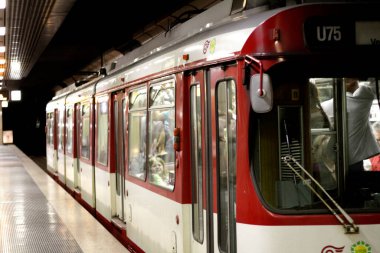 İstasyonda bir yeraltı treni