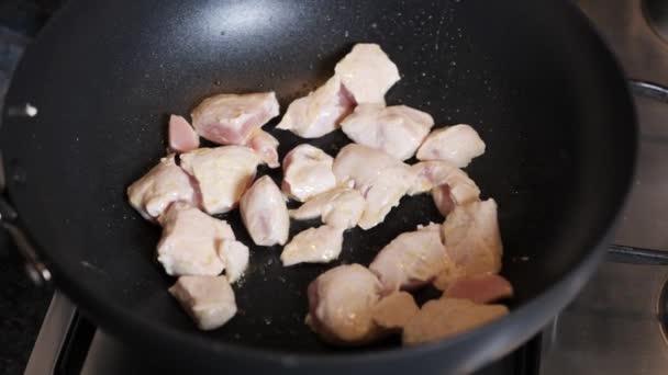 Cocinar Trozos Pechuga Pollo Una Sartén — Vídeos de Stock