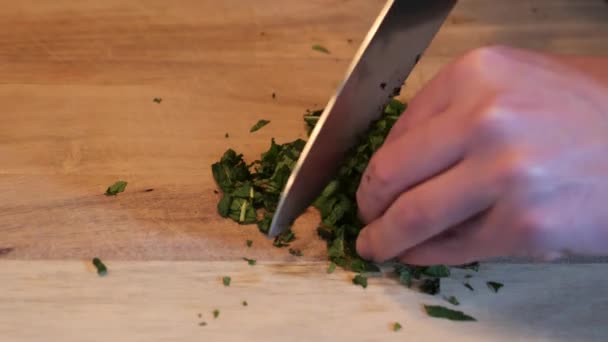 Corte Menta Primer Plano Tabla Cortar Madera Con Cuchillo Cocina — Vídeos de Stock