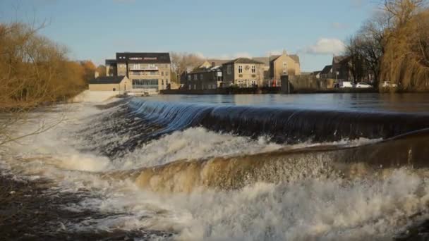 Zeitlupe Eines Überfluteten Britischen Flusses Der Flussabwärts Einen Schweren Wasserfall — Stockvideo