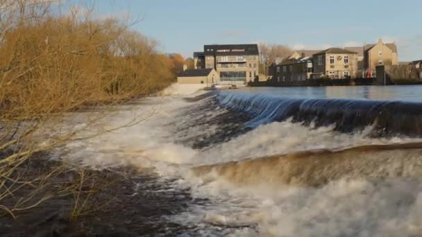 Ein Überfluteter Britischer Fluss Der Flussabwärts Einen Schweren Wasserfall Erzeugt — Stockvideo