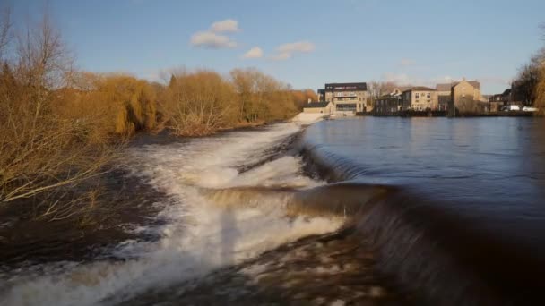 Затопленная Река Великобритания Создающая Тяжелый Водопад Вниз Течению Речной Причал — стоковое видео