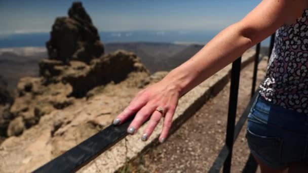 Um close-up da mão de uma mulher acariciando um corrimão movendo-se lentamente para revelar a vista da paisagem de Gran Canaria — Vídeo de Stock