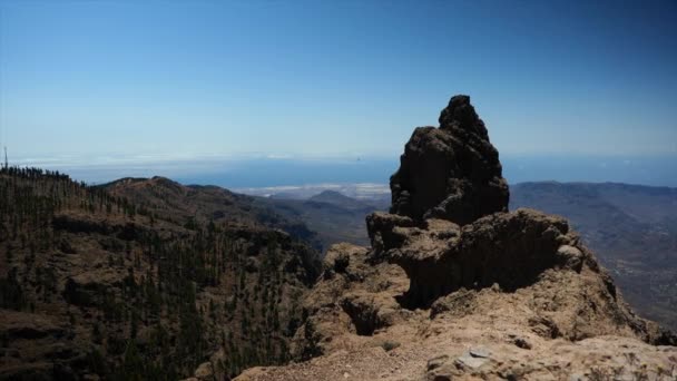 Alguns pássaros voando em torno de uma rocha solitária em Gran Canaria, Roque Nublo — Vídeo de Stock