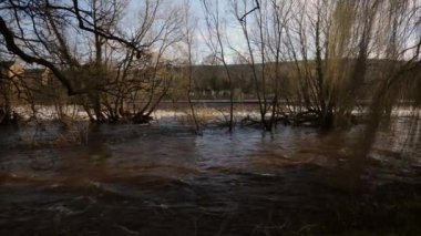 Yorkshire 'daki UK Sel Nehri. Otley, Yorkshire, İngiltere 'deki River Wharf' ın su baskını sırasındaki görüntüsü