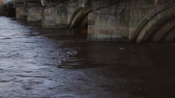 Ein Überfluteter Fluss Yorkshire Zeigt Die Hohen Wasserstände Unter Einer — Stockvideo