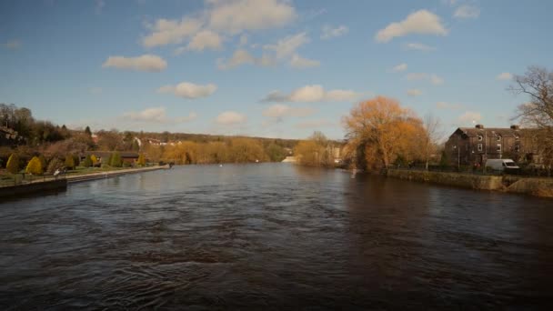 Flooded River Yorkshire Filmación Del Muelle Del Río Otley Yorkshire — Vídeos de Stock
