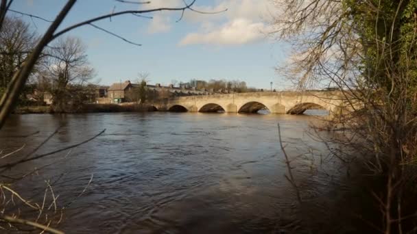 Ein Überfluteter Fluss Yorkshire Zeigt Die Hohen Wasserstände Unter Einer — Stockvideo