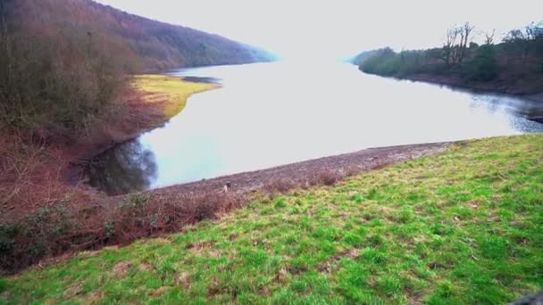 Tiro Inclinado Hacia Arriba Para Revelar Gran Lago Paisaje Embalse — Vídeos de Stock