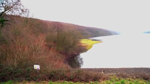 Tiro Panorámico Derecha Para Revelar Gran Lago Paisaje Embalse Aburrido — Vídeos de Stock